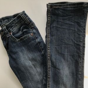 Cowgirl Tuff Bootcut Jeans w. Barbed Wire Detail⚡️